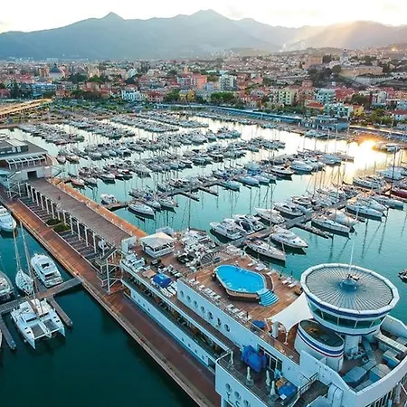 Loano: Centro E Mare A Portata Di Mano Apartman